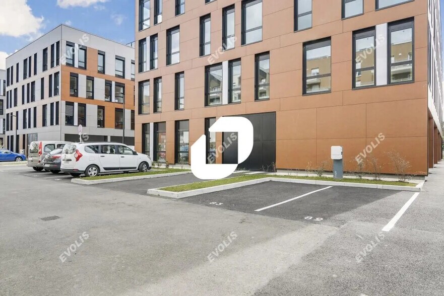 Office in Lieusaint for lease - Building Photo - Image 2 of 14