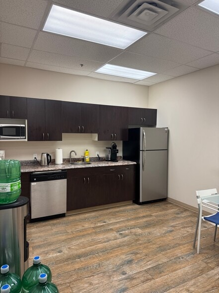 118 East Lake Blvd NE, Airdrie, AB à louer - Photo intérieure - Image 3 de 7