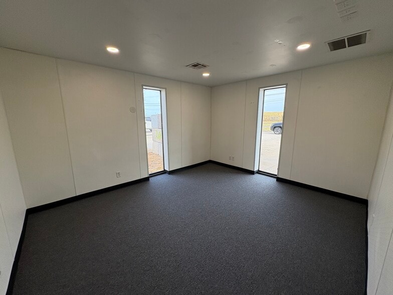 8528 W Reno Ave, Oklahoma City, OK for lease - Interior Photo - Image 3 of 12