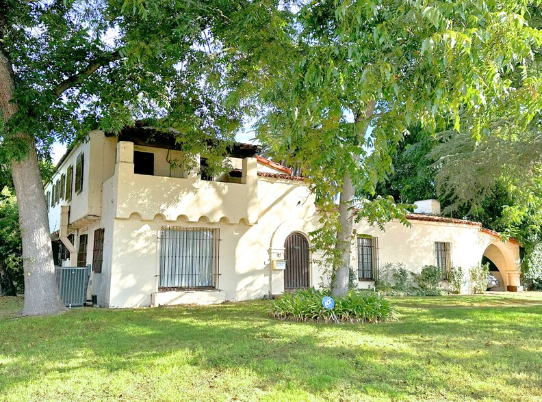 10623 Riverside Dr, North Hollywood, CA à louer - Photo du bâtiment - Image 1 de 17