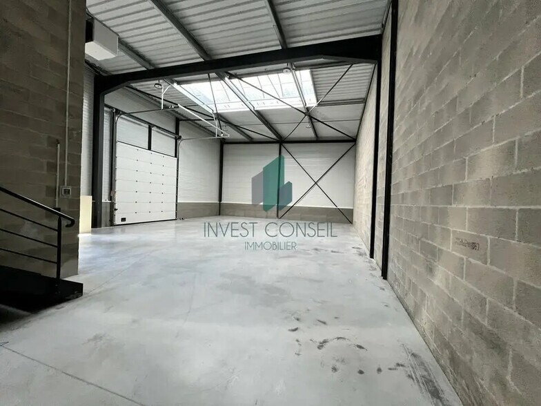 Flex in Champagne-sur-Oise for lease - Building Photo - Image 2 of 6