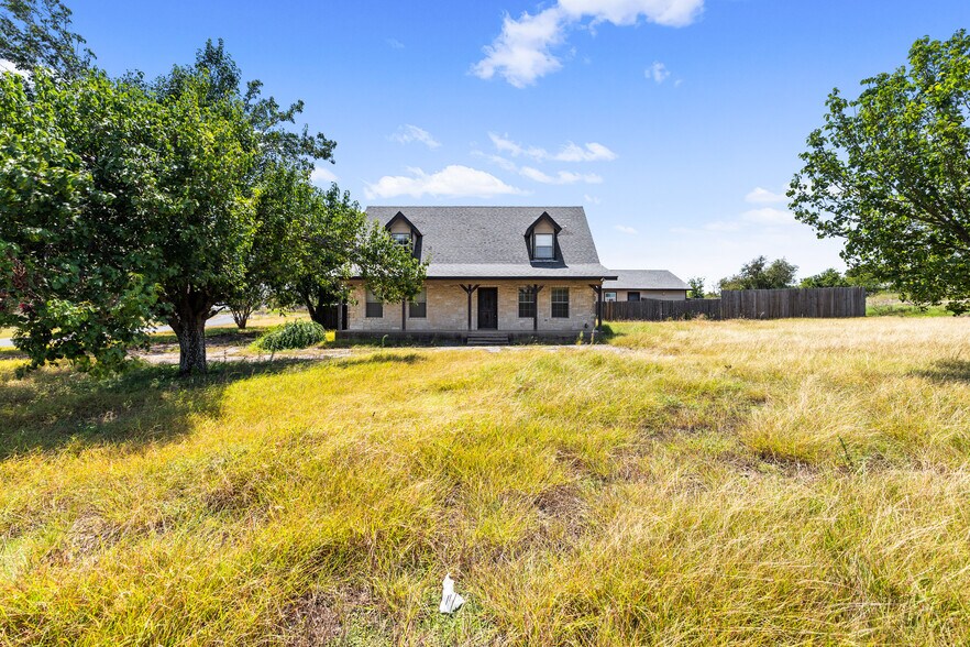 110 Lemens Ave, Hutto, TX for sale - Primary Photo - Image 2 of 5