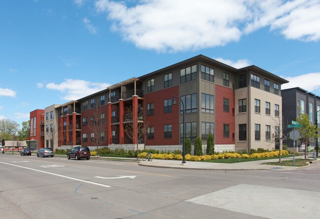 More details for 329 Riverfront Ter, Eau Claire, WI - Retail for Lease