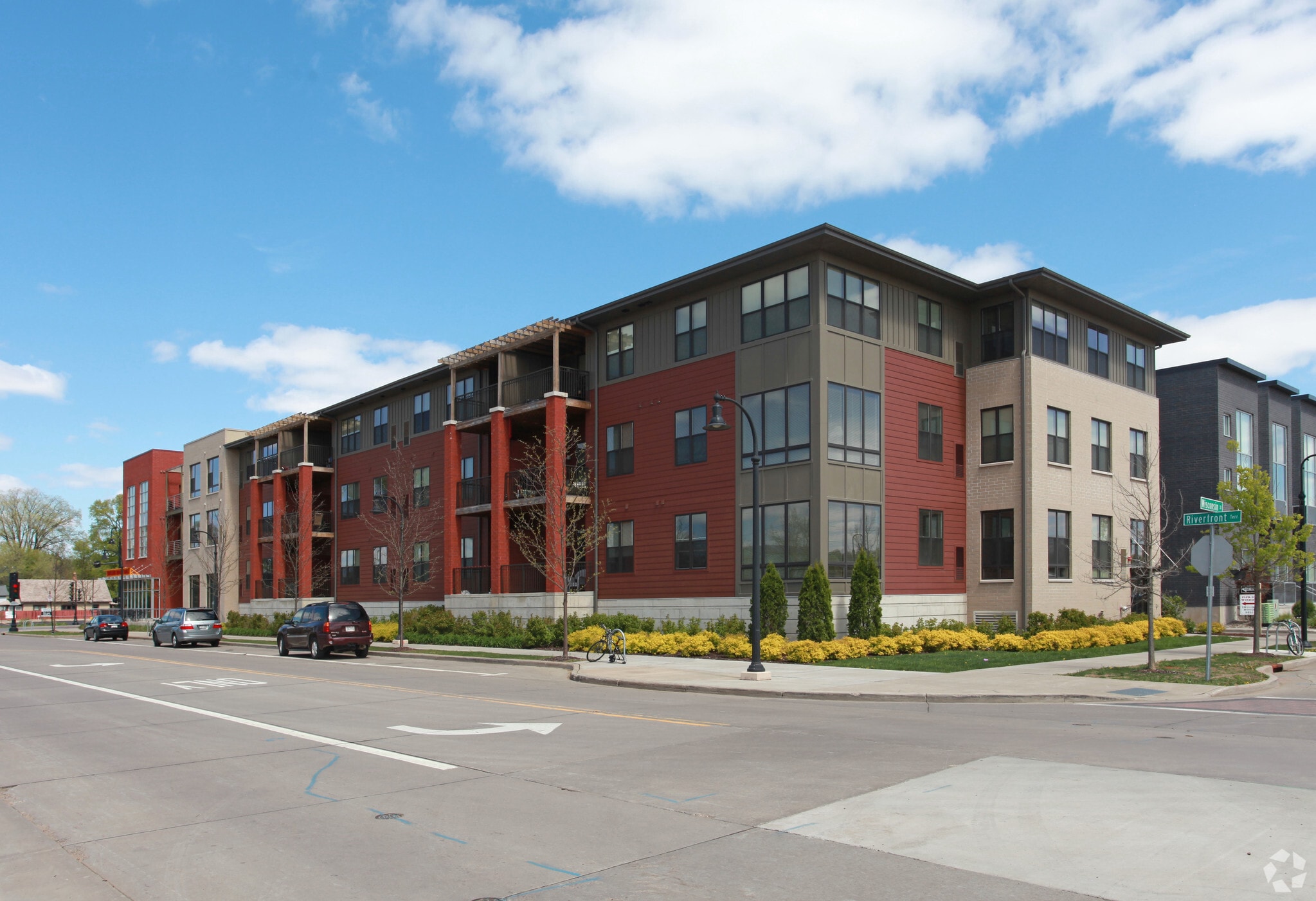 329 Riverfront Ter, Eau Claire, WI for lease Primary Photo- Image 1 of 12