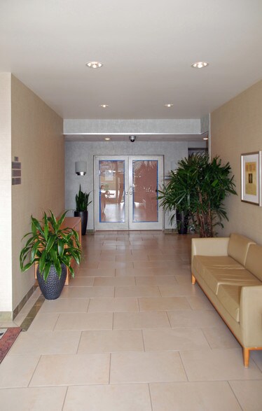 900-910 Via De La Paz, Pacific Palisades, CA à louer - Hall d’entrée - Image 3 de 3