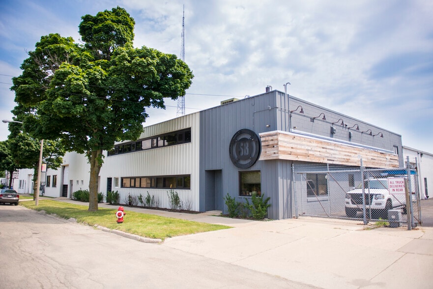 3866-3870 N Fratney St, Milwaukee, WI for lease - Building Photo - Image 2 of 8