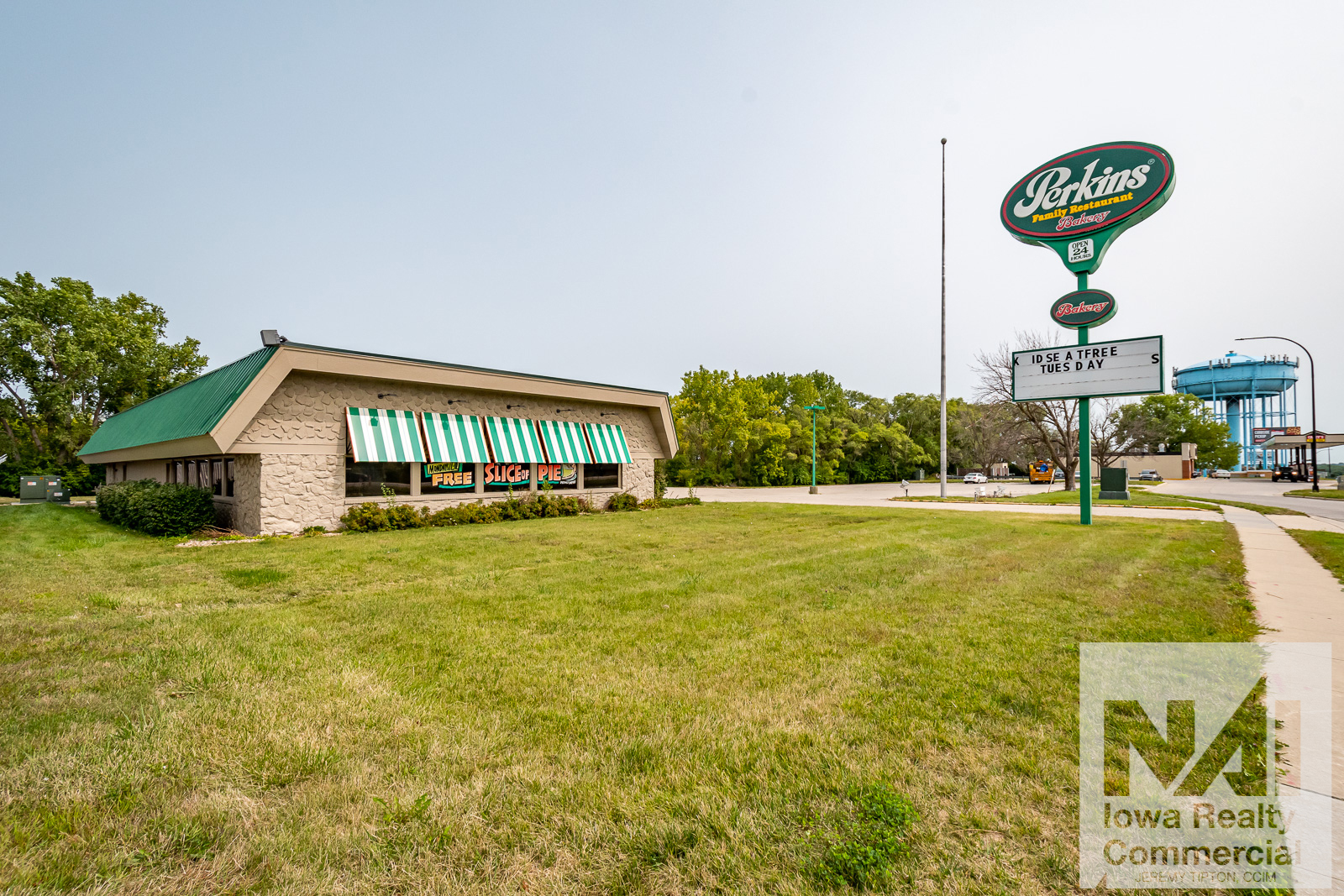 3280 University Ave, Waterloo, IA à vendre Photo du bâtiment- Image 1 de 1