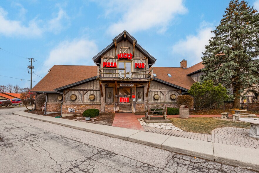 Second Generation Restaurants For Sale portefeuille de 2 propriétés à vendre sur LoopNet.ca - Photo du bâtiment - Image 1 de 27