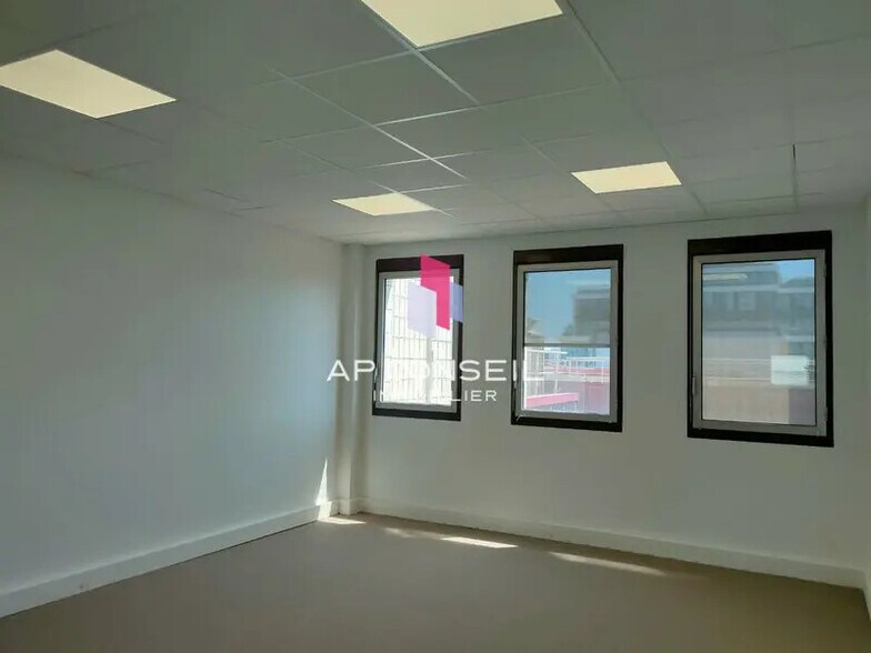 Bureau dans Montigny-le-Bretonneux à vendre - Photo intérieure - Image 2 de 5