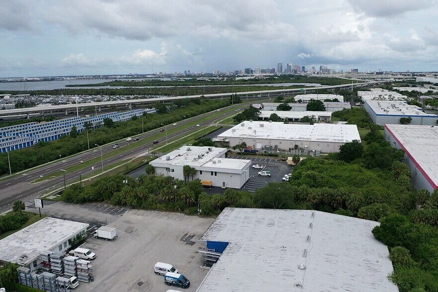 4750 E Adamo Dr, Tampa, FL à vendre - Photo du bâtiment - Image 3 de 10