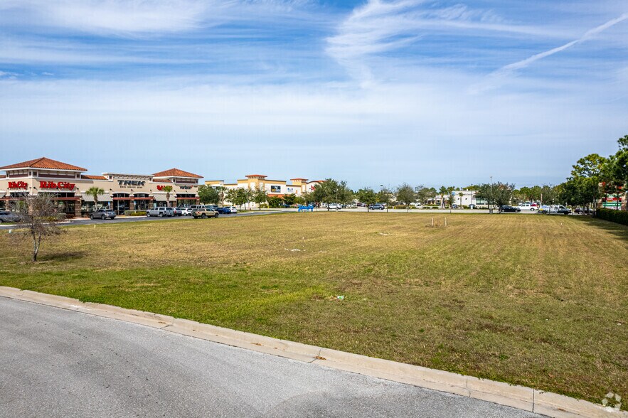 11551 Majestic Palms Blvd, Fort Myers, FL à louer - Photo du bâtiment - Image 3 de 6