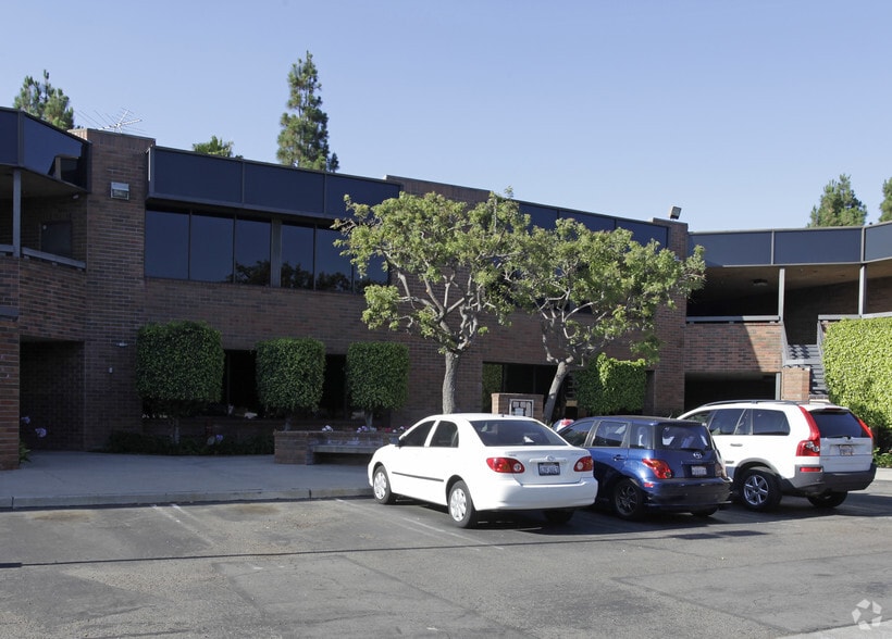 451 W Lincoln Ave, Anaheim, CA à louer - Photo du bâtiment - Image 3 de 4