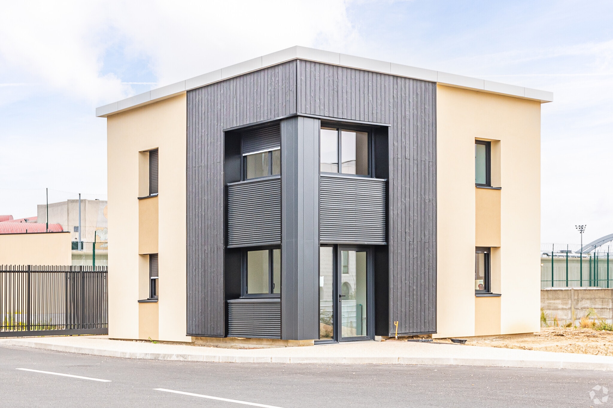 97 Rue Martha Desrumaux, Nanterre for lease Primary Photo- Image 1 of 3