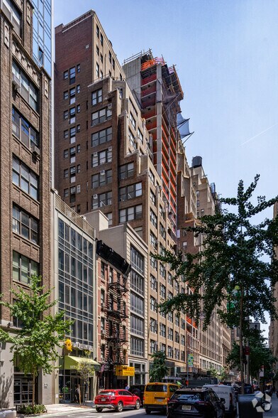 325 W 38th St, New York, NY à louer - Photo du bâtiment - Image 3 de 7