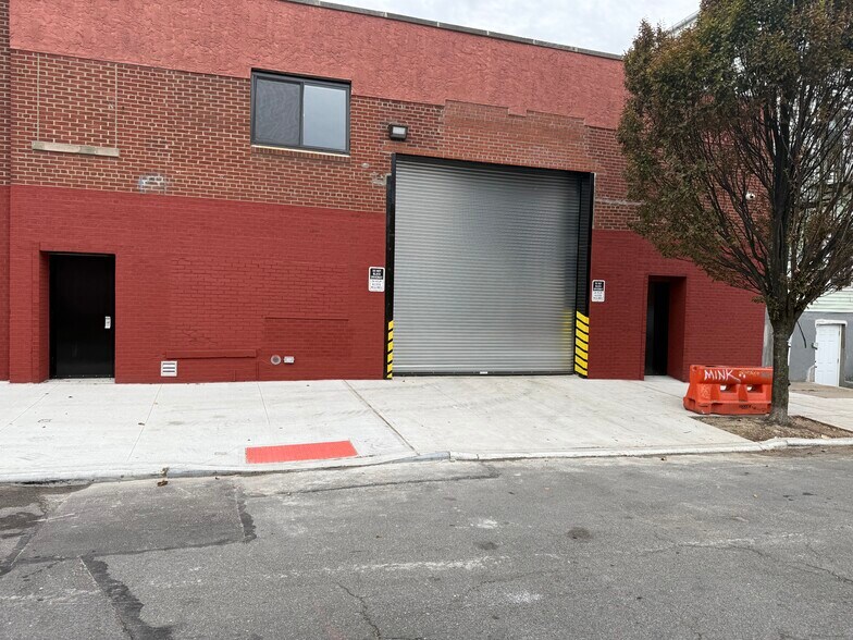 450 Timpson Pl, Bronx, NY à louer - Photo du bâtiment - Image 1 de 13