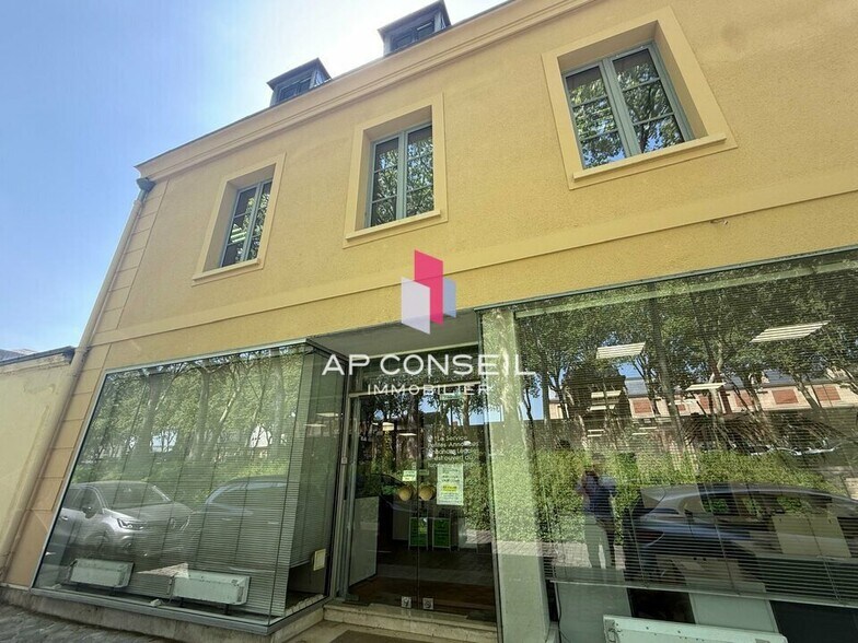 Retail in Versailles for lease - Building Photo - Image 1 of 7
