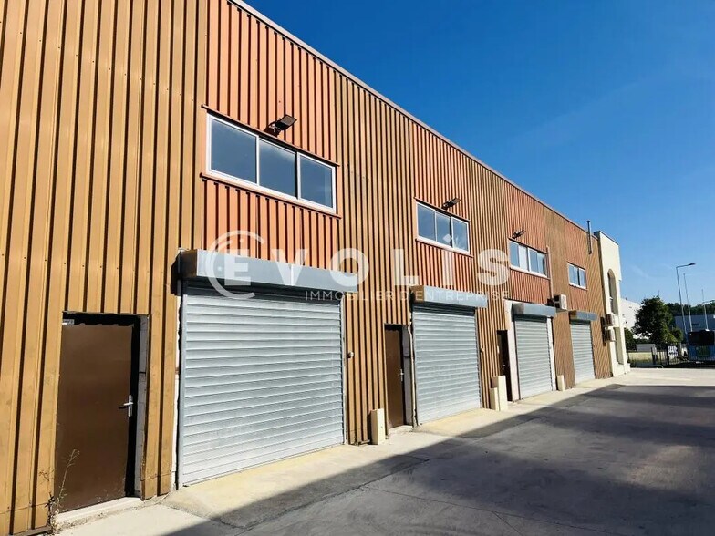 Flex dans Roissy-en-Brie à louer - Photo du bâtiment - Image 1 de 8