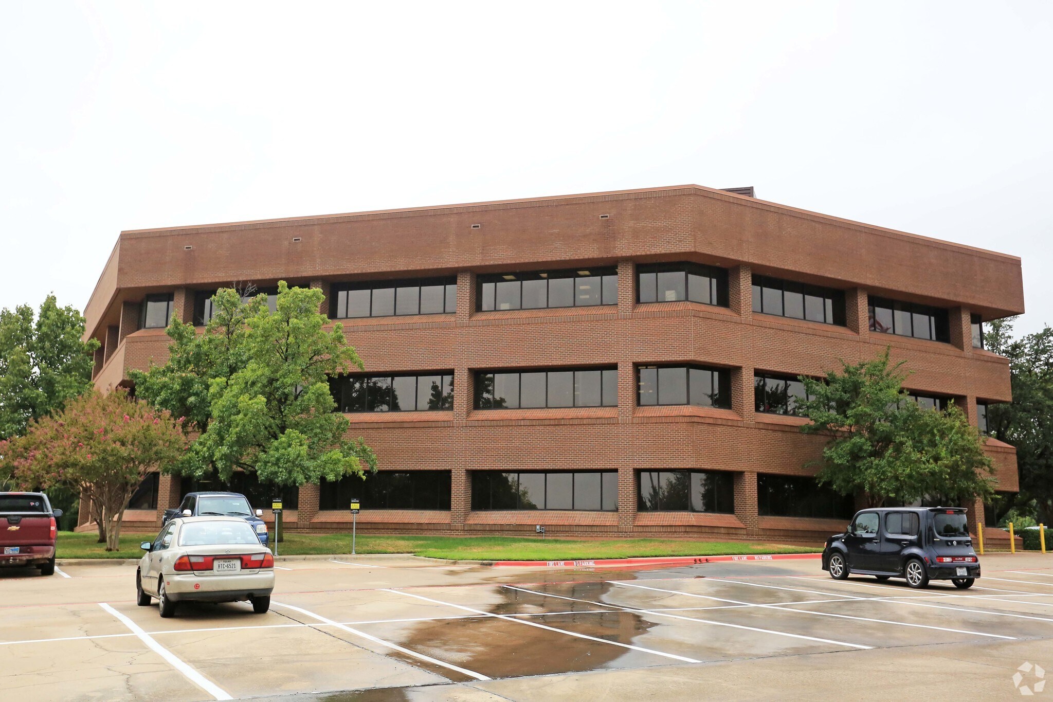 1303 W Walnut Hill Ln, Irving, TX à louer Photo du bâtiment- Image 1 de 2