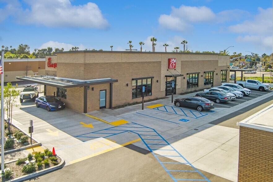 475 Hacienda Dr, Vista, CA à vendre - Photo du bâtiment - Image 2 de 2