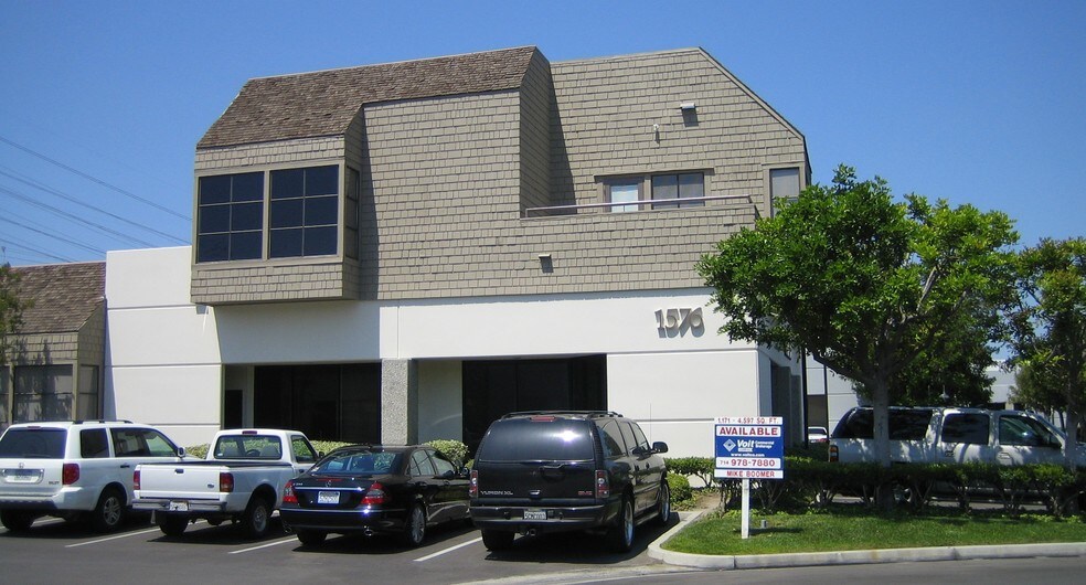 1576 N Batavia St, Orange, CA à vendre - Photo du bâtiment - Image 2 de 4