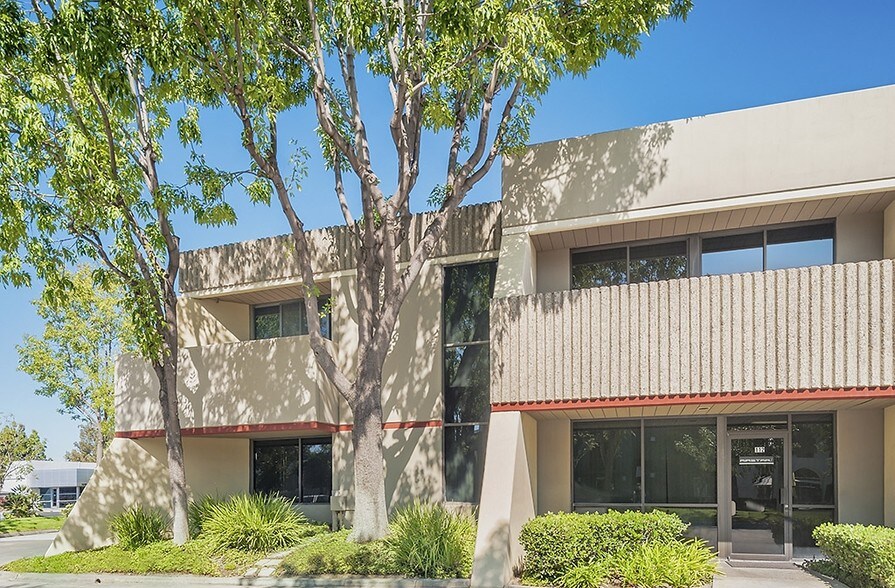 2691 Richter Ave, Irvine, CA à louer - Photo du bâtiment - Image 3 de 5