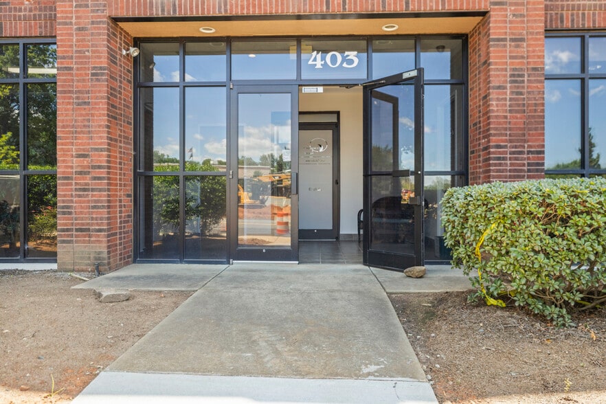 403 Gilead Rd, Huntersville, NC for lease - Building Photo - Image 3 of 4