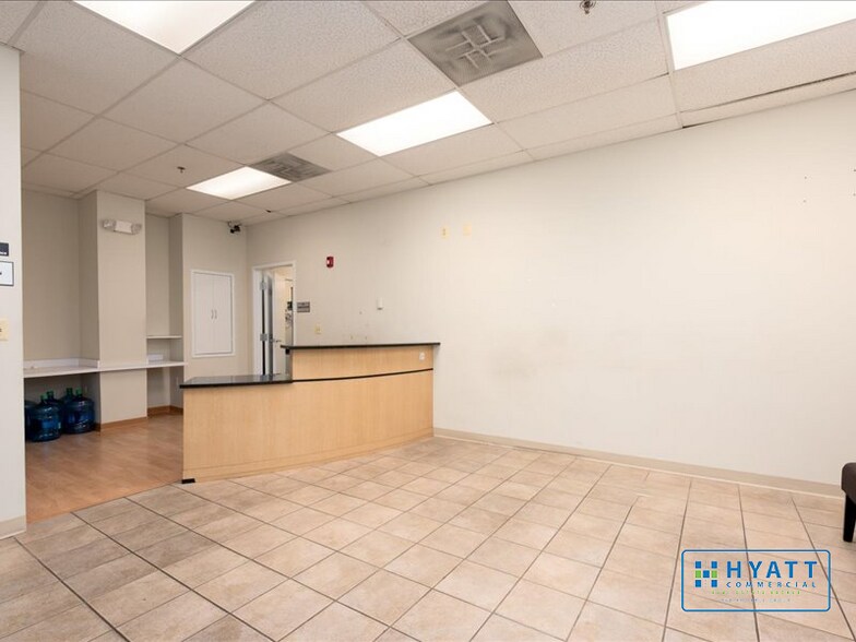 12200 Annapolis Rd, Glenn Dale, MD à vendre - Photo intérieure - Image 3 de 9
