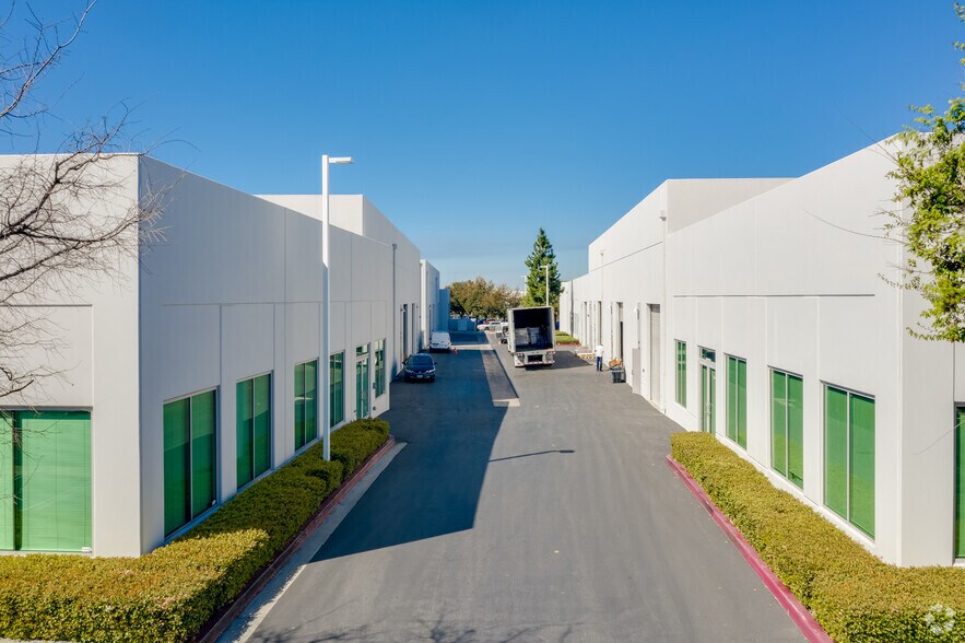 9661 Irvine Center Dr, Irvine, CA à louer - Photo du bâtiment - Image 3 de 27