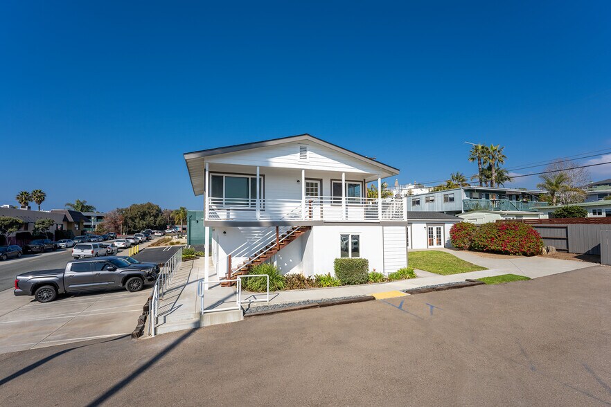 2041 Newcastle Ave, Cardiff By The Sea, CA à louer - Photo du bâtiment - Image 2 de 3