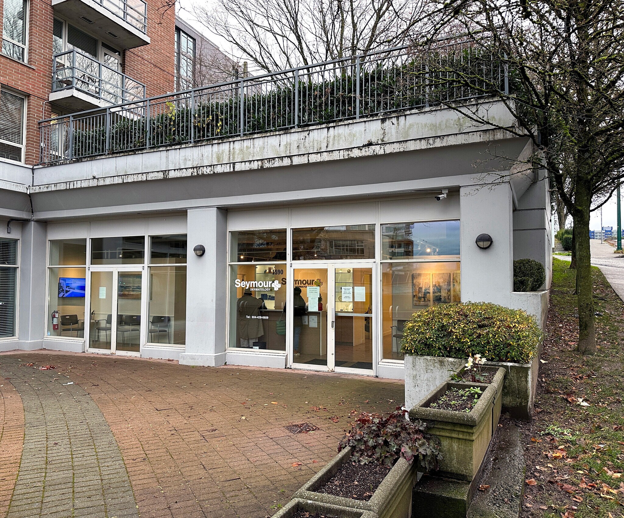 1570 W 7th Ave, Vancouver, BC à louer Photo du bâtiment- Image 1 de 4