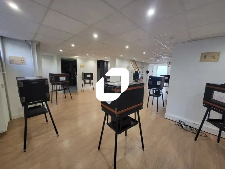 Flex dans Montrouge à louer - Photo du bâtiment - Image 2 de 9