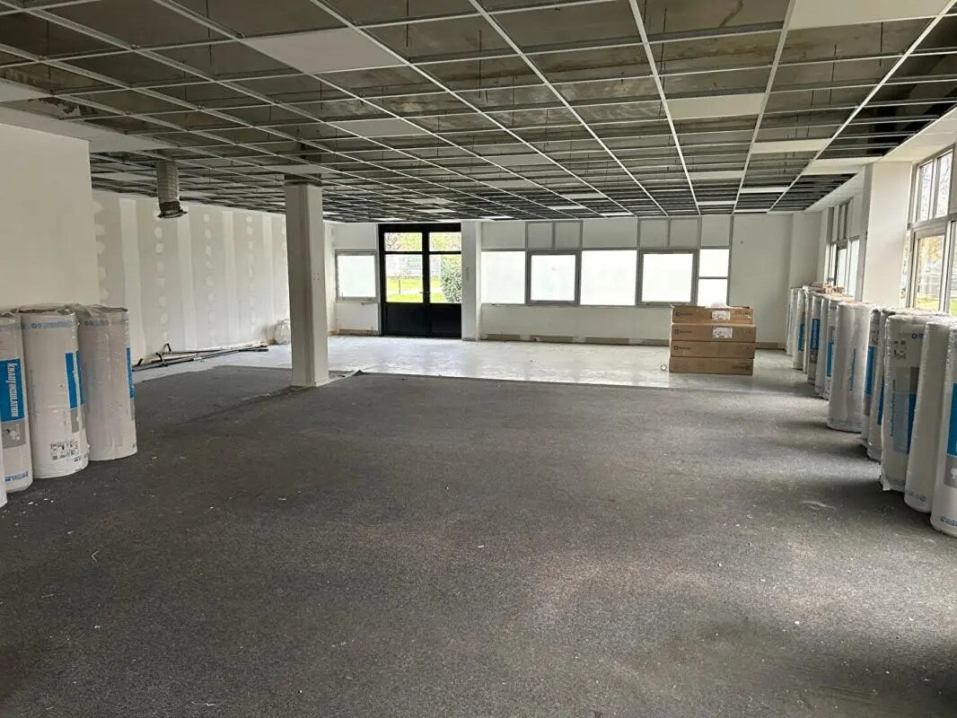 Office in Pessac for lease Interior Photo- Image 1 of 10