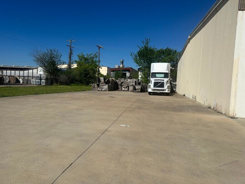 1014 Commercial Blvd N, Arlington, TX for lease - Building Photo - Image 2 of 9