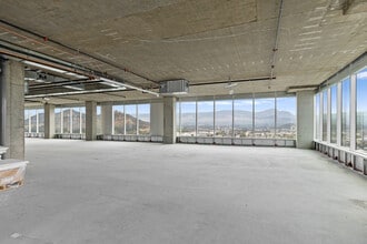 1700 Dickson Av, Kelowna, BC à louer Photo intérieure- Image 2 de 8