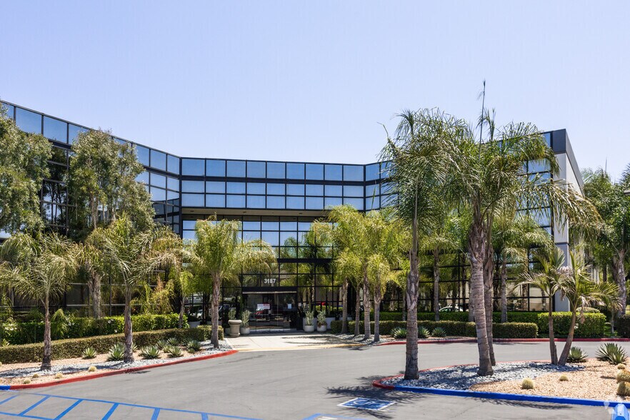3187 Red Hill Ave, Costa Mesa, CA à louer - Photo du bâtiment - Image 3 de 14
