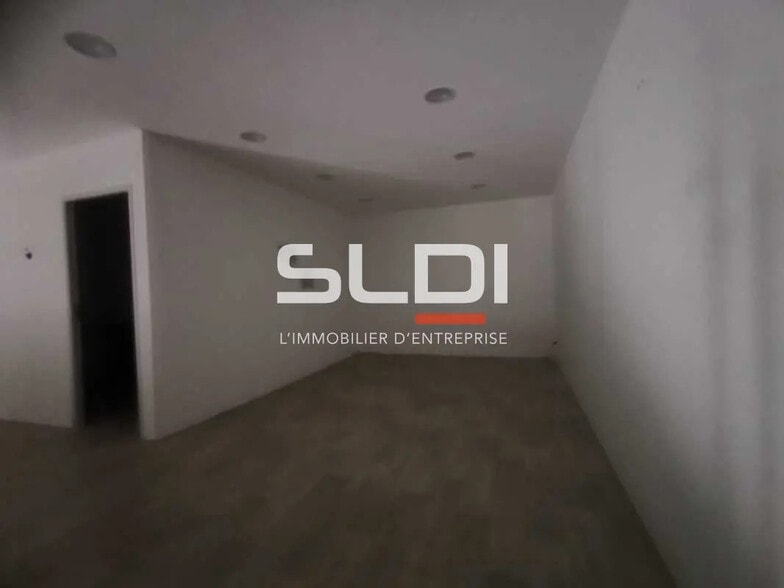 Flex in Saint-Jean-de-Bournay for lease - Interior Photo - Image 2 of 7