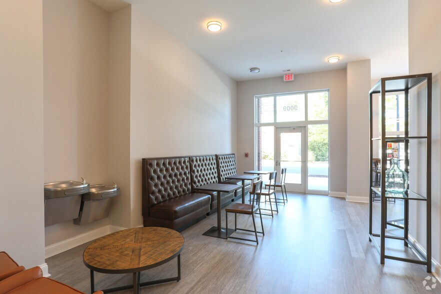 9009 Church St, Manassas, VA à louer - Photo intérieure - Image 3 de 26