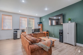 257 S Pine St, Sisters, OR for lease Interior Photo- Image 1 of 3