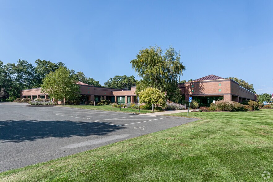 310-330 W Newberry Rd, Bloomfield, CT à louer - Photo principale - Image 1 de 11