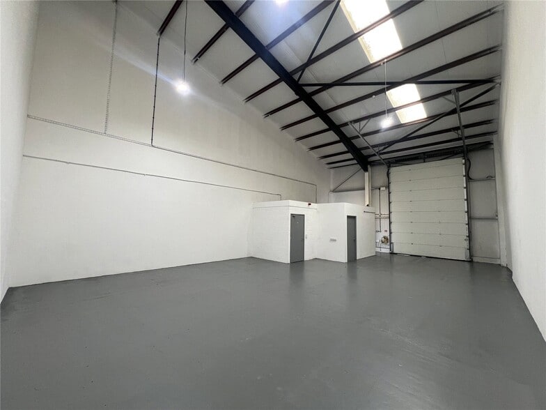 Featherbed Ln, Shrewsbury for lease - Interior Photo - Image 3 of 7