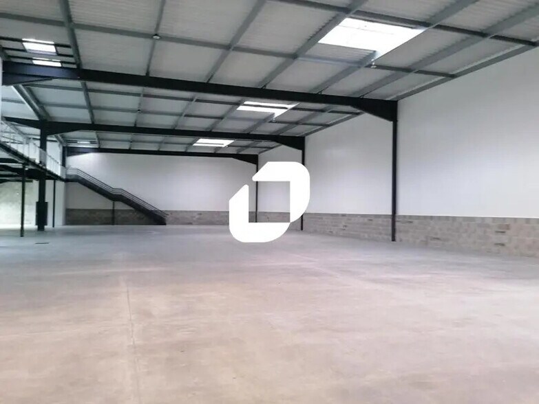 Flex in Saint-Laurent-de-Mure for lease - Interior Photo - Image 3 of 9