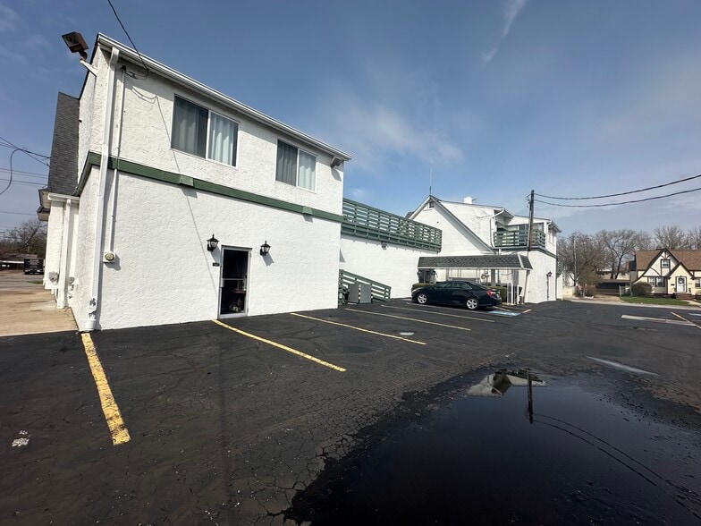 4171 Rocky River Dr, Cleveland, OH à vendre - Photo du bâtiment - Image 2 de 33
