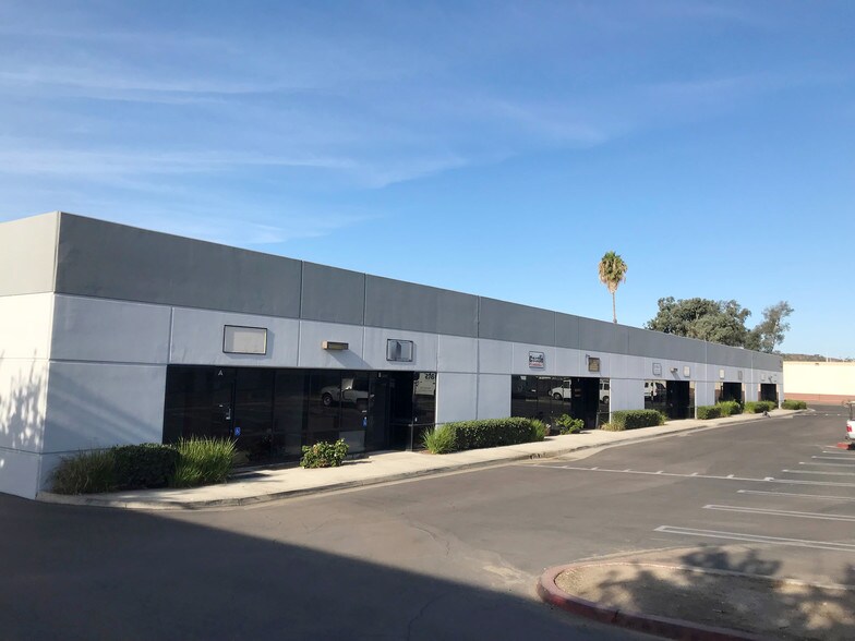 1291 Simpson Way, Escondido, CA à louer - Photo du bâtiment - Image 2 de 7