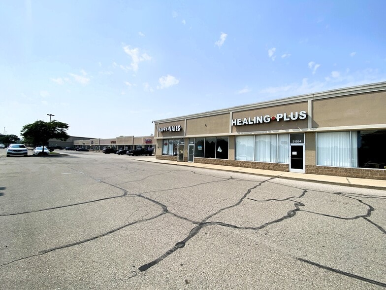 31200-31350 Michigan Ave, Westland, MI à louer - Photo du bâtiment - Image 3 de 5