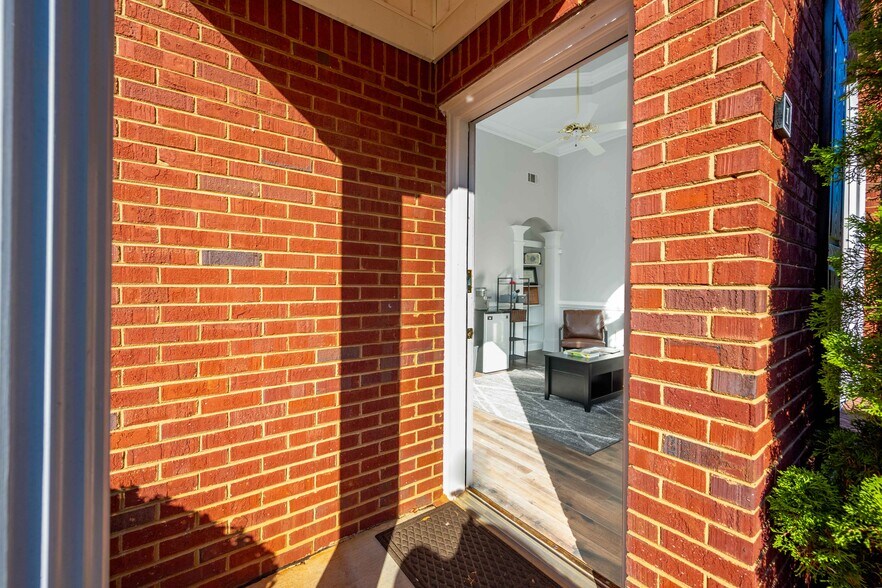 500 Sun Valley Dr, Roswell, GA à louer - Photo du bâtiment - Image 2 de 20