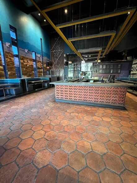 4935 N Mesa St, El Paso, TX à louer - Photo du bâtiment - Image 2 de 21