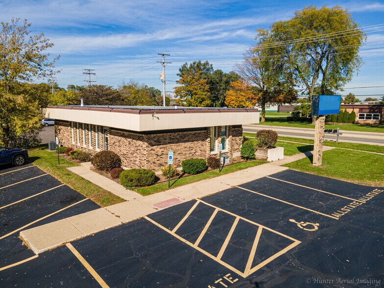 10 Virginia Rd, Crystal Lake, IL à vendre - Photo du bâtiment - Image 2 de 18