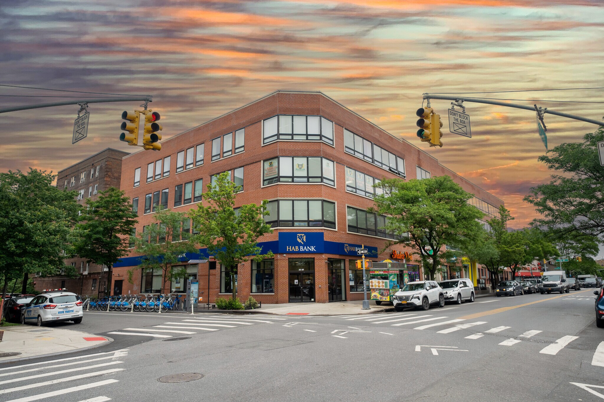 74-09 37th Ave, Jackson Heights, NY à vendre Photo du bâtiment- Image 1 de 1