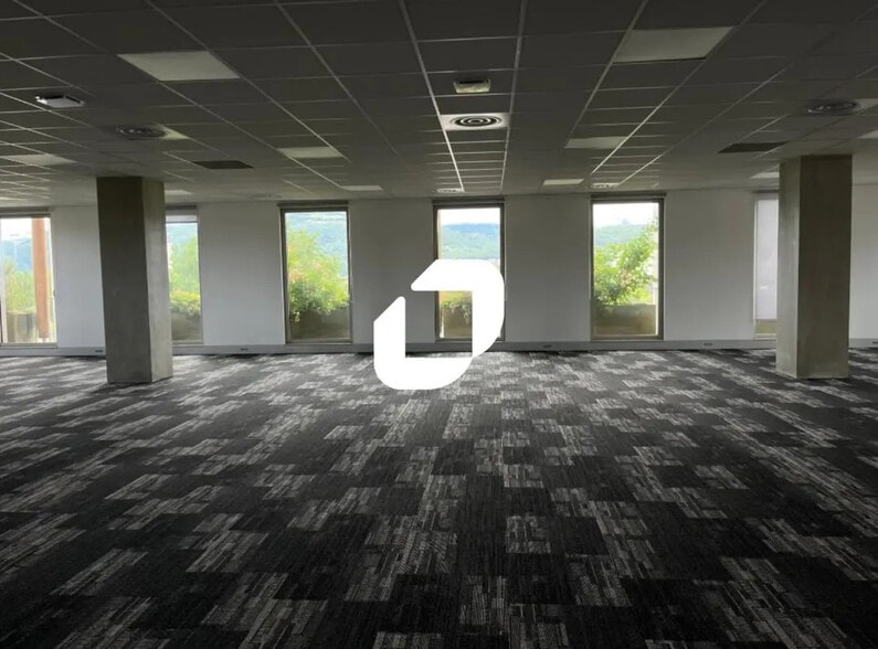 10 Bis Avenue Des Ftpf, Échirolles for lease - Interior Photo - Image 2 of 6