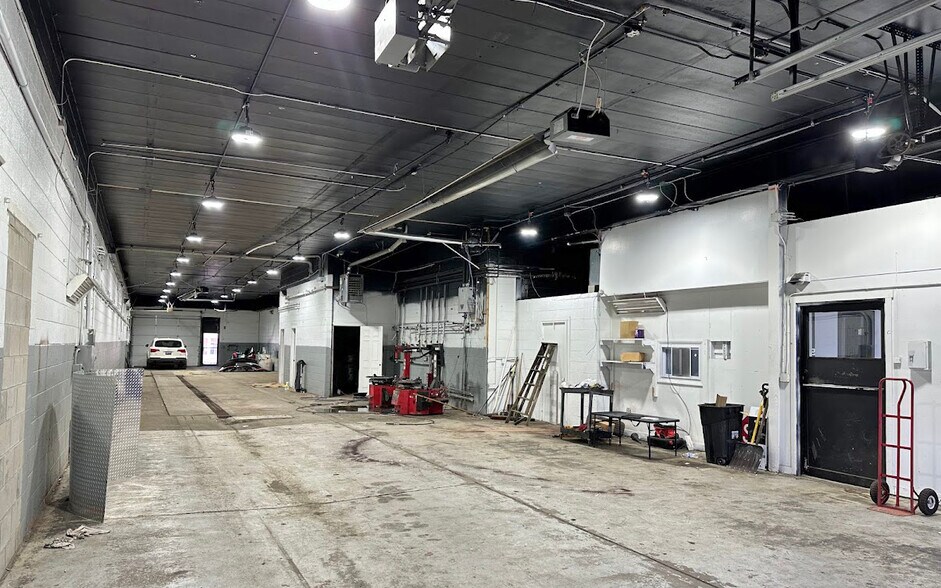 22855 Orchard Lake Rd, Farmington, MI à louer - Photo du bâtiment - Image 2 de 7